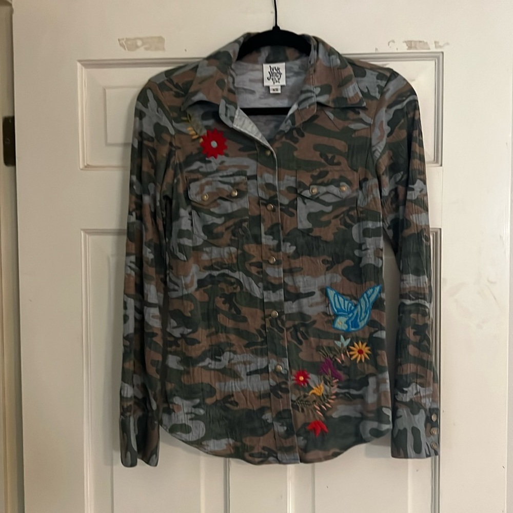 Ivy Jane camo snap button-down with embroidery details, XS
